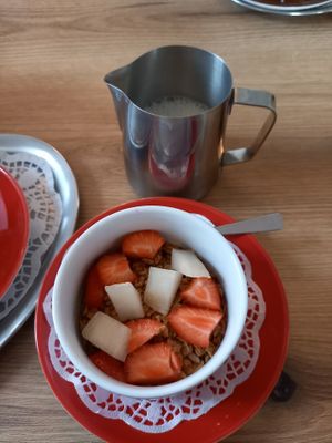Veganes Müsli mit Hafermilch at Nesthocker Snackbar & Café in Offingen