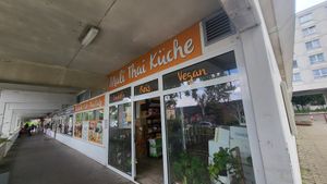 Außenansicht, es gibt einen kleinen Tisch vorm Lokal, somit kann man drinnen&draußen sitzen at Mali Thai Küche in Vienna