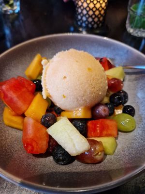 Sorbetijs met vers fruit at Restaurant Het Wapen van Harmelen in Harmelen