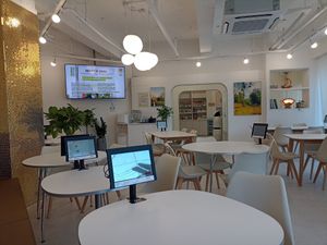 Another picture of the inside at Loving Hut - Real Love in Seoul