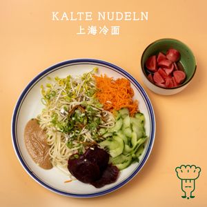 Kalte Nudeln nach Shanghai-Art
Mit Karotten, Gurke, Rettich sprossen, Tofu
Erdnusssauce und hausgemachte Sojasoße

Chinesische street food

Vegan at Mr Dumpling  in Bremen