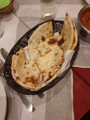Naan con cipolle at Gandhi in Padua