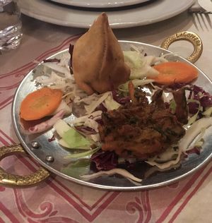 Palak pakora e samosa from vegan menu at Gandhi in Padua