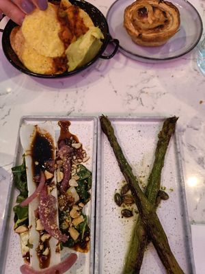 Asparagus, paksoi, nachos and pastel de nata at Rozey in The Hague