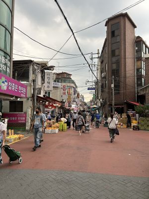 Street leading to entrance with vendors   at Traditional Market Mangwon Branch - 재래시장 망원점 슈퍼z in Seoul