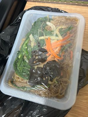 오공잔 Vendor with Vegan Japchae (Inside Market) Japchae ingredients: sweet potato noodles, soy sauce, sesame oil & seeds, onions, wood ear mushrooms, spinach, carrots  at Traditional Market Mangwon Branch - 재래시장 망원점 슈퍼z in Seoul