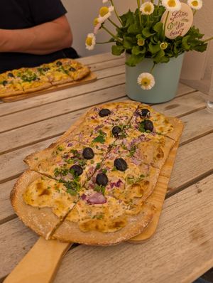 Dinnele, vegan, mit Tomatenschmand und Oliven at Adlerhof WeinCafé in St Johann