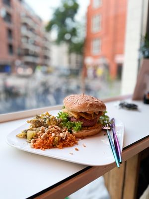 Burger Special mit Thai Gurkensalat und Backreis  at Kraut & Rueben in Kiel