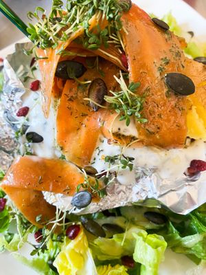 Ofenkartoffel mit veganer Sourcreme und Karottenlachs in süßer Dill-Senfsoße  at Kraut & Rueben in Kiel