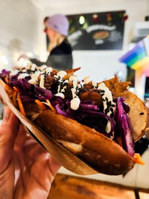 Vegane 🦆 im Laugenhotdog   at Kraut & Rueben in Kiel