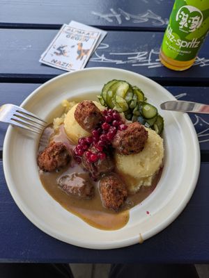 Vegan Kartoffelstampf and meatballs at Möllers Köttbullar - Danziger Str. in Berlin