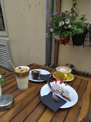  at NOMADS coffee in Antibes
