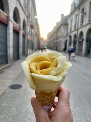 Vegan pineapple & mint with mango & lime 👌🏻  at Amorino in Dijon