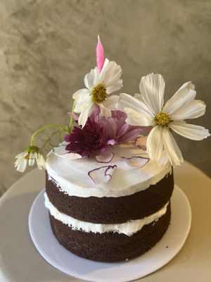 Pastel Chocoffee 🤎 de chocolate con café. GF, sin lácteos y sin azúcar refinado.   at Flor de Coco in Guadalajara