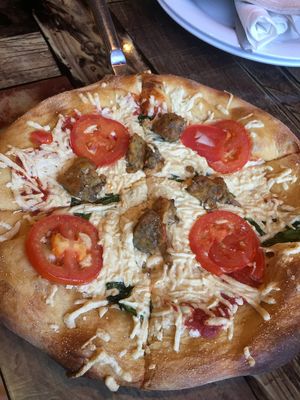 vegan cheese, tempeh, spinach and tomato  at Mellow Mushroom in Gatlinburg