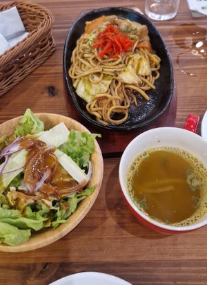 Zuppa di cipolle e zucca, soba saltati con verdure e carne di soia e insalata.
Tutto ottimo! Posto super consigliato:) at Pivot BASE Cafe & Bar ＠Dotonbori in Osaka