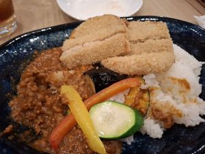 Katsu curry?? Looks like a Shepherds Pie Mix (one for UK readers) at Pivot BASE Cafe & Bar ＠Dotonbori in Osaka