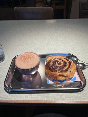 Zimt schnecke with hot chocolatee  at Bakery Bakery  - Schaffhauserplatz in Zurich