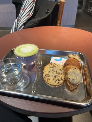 Matcha latte, cookie and crookie  at Bakery Bakery  - Schaffhauserplatz in Zurich
