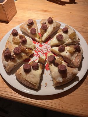 Pizza briciola con salsiccia veg, patate e formaggio vegetale  at Birrificio CRAK in Padua