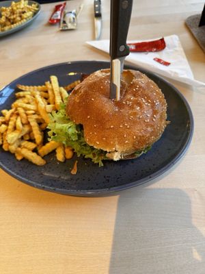Veganer Burger mit Pommes  at Tante Paula Burgberg in Burgberg Im Allgaeu