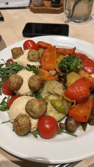 Falaffel mit Humus und gegrilltem Gemüse (super Lecker, wie Schaschlik)  at Tante Paula Burgberg in Burgberg Im Allgaeu