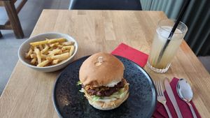 Kimchi burger, fermented vinegar fries and gooseberry lemonade at Chef & Co in Prague