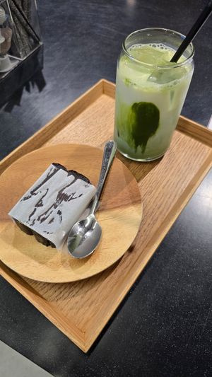 Chocolate cake and ice matcha at Coffee Base NASHINOKI in Kyoto
