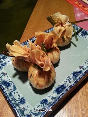 Crispy dumplings with vegetables at Out of China in Barcelona