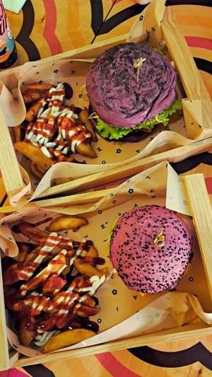 Cherry bomb burger y Flower Burger con patatas at Flower Burger in Madrid