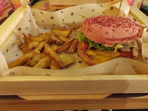 Muy ricas hamburguesas!🍔   at Flower Burger in Madrid