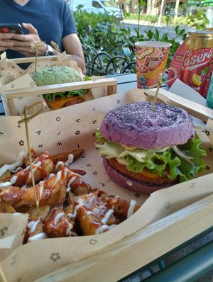 Su hamburguesa especial! at Flower Burger in Madrid