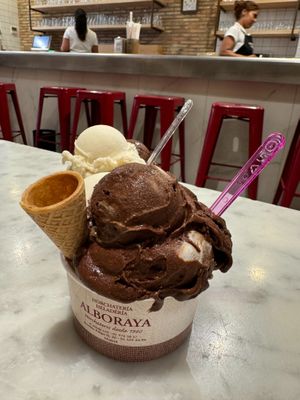 Medium size: 4 scoops for 5€ at Horchatería Alboraya in Madrid