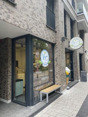 Eisdiele von Außen   at Vana Eis in Stuttgart