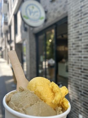 Pistazie 🫶 Mango  at Vana Eis in Stuttgart