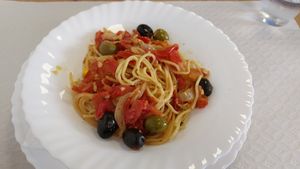 Pasta with garlic, tomatoes and olives at Bombeiros Altares in Terceira
