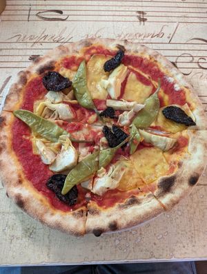 Pizza Mona Lisa mit veganem Käse at Cucina Internazionale il Mondo in Bad Endorf