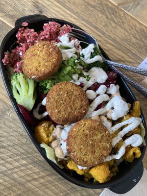  Box mit Salat Basis, 5 Toppings und Falafel  at Gustav Grün    in Hamburg