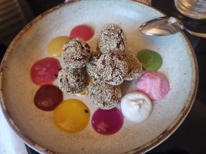 lentil bites with sauce selection at Scara e Beo in Cortona