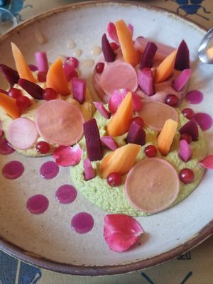 hummus with fermented veggies and fruit at Scara e Beo in Cortona