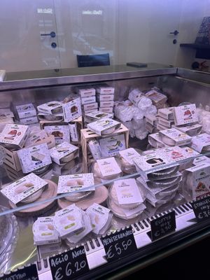 Vegan cheese in case  at Fermaggio Bistrot & Store in Rome