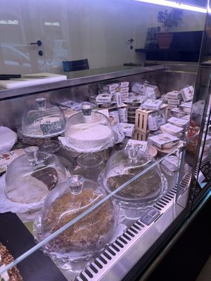 Vegan cheese samples in case  at Fermaggio Bistrot & Store in Rome