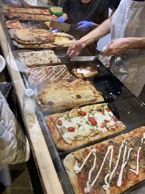 Vetrina di pizze e focacce   at Fermaggio Bistrot & Store in Rome