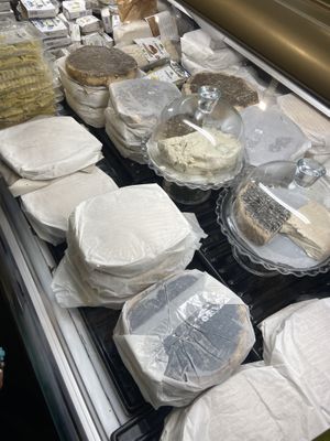 Vetrina veg formaggio   at Fermaggio Bistrot & Store in Rome