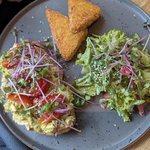 Rösti mit Guacamole Schnitte und Salat at Kiwi Corner  in Mainz