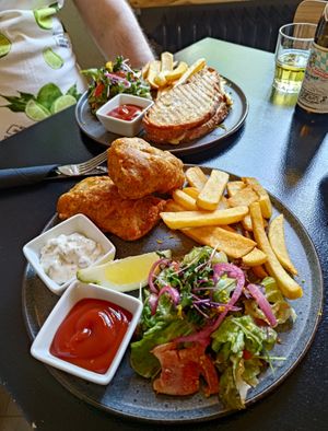 Vish & Chips in the front, Grilled Cheeze Sandwich in the back at Kiwi Corner  in Mainz