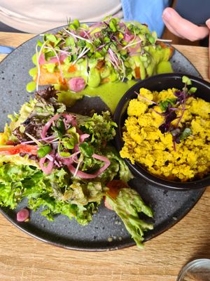 Salmon Croissant mit scrambled tofu at Kiwi Corner  in Mainz