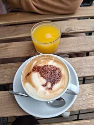 Frisch gepresser O-Saft und Cappuccino mit Kiwi-Muster 😍 at Kiwi Corner  in Mainz