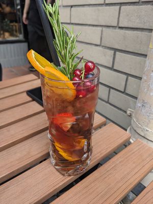 Eistee mit Waldbeeren! 😊 at Lucky Cat in Lueneburg