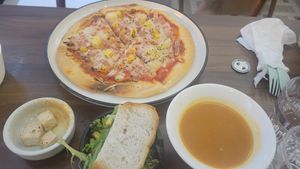 Pizza set at Veg-Mind in Hong Kong Island